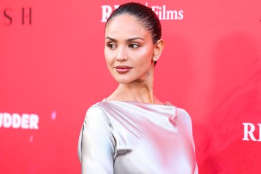 Alberta Ferretti elbisesi giyen Meksikalı aktris ve şarkıcı Eiza Gonzlez (Eiza Gonzalez), 17 Mart 2025 'te Los Angeles' taki Vista Tiyatrosu 'nda düzenlenen RLJE Filmcilik ve Shudder' Ash 'in Los Angeles galasına gelir.       