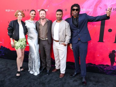 Kate Elliott, Eiza Gonzlez, Aaron Paul, Beulah Koale ve Uçan Lotus, 17 Mart 2025 'te Los Angeles, Kaliforniya, ABD' deki Vista Tiyatrosu 'nda düzenlenen RLJE Filmcilik ve Shudder' Ash 'in Los Angeles galasına geldiler..