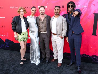 Kate Elliott, Eiza Gonzlez, Aaron Paul, Beulah Koale ve Uçan Lotus, 17 Mart 2025 'te Los Angeles, Kaliforniya, ABD' deki Vista Tiyatrosu 'nda düzenlenen RLJE Filmcilik ve Shudder' Ash 'in Los Angeles galasına geldiler..