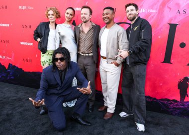 Kate Elliott, Eiza Gonzlez, Aaron Paul, Beulah Koale, Jonni Remmler ve Uçan Lotus, 17 Mart 2025 'te Los Angeles' taki Vista Tiyatrosu 'nda düzenlenen RLJE Filmcilik ve Shudder' Ash 'in Los Angeles galasına geldiler..