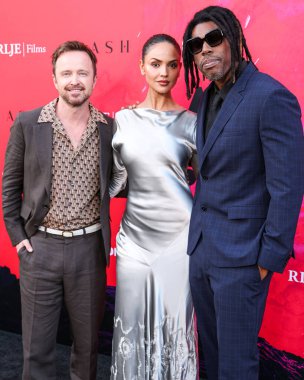 Aaron Paul, Eiza Gonzlez ve Uçan Lotus, 17 Mart 2025 'te Los Angeles, Kaliforniya, ABD' deki Vista Tiyatrosu 'nda düzenlenen RLJE Filmcilik ve Shudder' Ash 'in Los Angeles galasına geldiler..