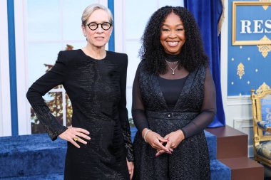 Betsy Beers ve Shonda Rhimes, Netflix 'in 