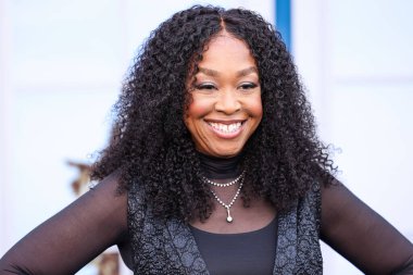 Amerikalı televizyon yapımcısı, senarist, yönetmen ve yazar Shonda Rhimes, 19 Mart 2025 'te Hollywood, Los Angeles' ta düzenlenen Netflix 'in 1.