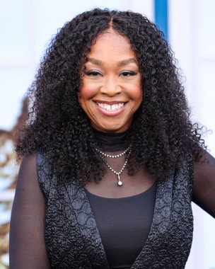 Amerikalı televizyon yapımcısı, senarist, yönetmen ve yazar Shonda Rhimes, 19 Mart 2025 'te Hollywood, Los Angeles' ta düzenlenen Netflix 'in 1.