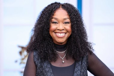 Amerikalı televizyon yapımcısı, senarist, yönetmen ve yazar Shonda Rhimes, 19 Mart 2025 'te Hollywood, Los Angeles' ta düzenlenen Netflix 'in 1.