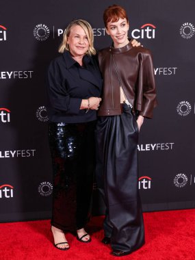 Patricia Arquette ve Britt Lower 2025 PaleyFest LA 'e (42. Geleneksel William S. Paley Televizyon Festivali) geldiler - Apple TV +' İşten Çıkarma 'Sezon 2, 21 Mart 2025' te Hollywood, Los Angeles, Kaliforniya, ABD 'de Dolby Tiyatrosu' nda gerçekleştirildi.. 