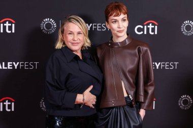 Patricia Arquette ve Britt Lower 2025 PaleyFest LA 'e (42. Geleneksel William S. Paley Televizyon Festivali) geldiler - Apple TV +' İşten Çıkarma 'Sezon 2, 21 Mart 2025' te Hollywood, Los Angeles, Kaliforniya, ABD 'de Dolby Tiyatrosu' nda gerçekleştirildi.. 