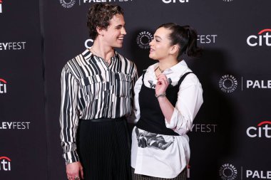 Amerikalı aktör Tanner Buchanan ve kız arkadaşı / Amerikalı aktris Mary Mouser 2025 PaleyFest LA 'e (42. William S. Paley Televizyon Festivali) geldiler - Netflix' in 'Kobra Kai' sezonu 6.  