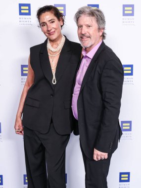 Alicia Coppola ve Anthony Michael Jones, 22 Mart 2025 'te Fairmont Century Plaza' da düzenlenen 2025 Los Angeles İnsan Hakları Kampanyası 'na geldiler..