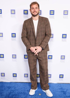 Amerikan realite televizyon kişiliği ve eski profesyonel futbolcu Colton Underwood 22 Mart 2025 'te Los Angeles' taki Fairmont Century Plaza 'da düzenlenen 2025 Los Angeles İnsan Hakları Kampanyası' na geldi.