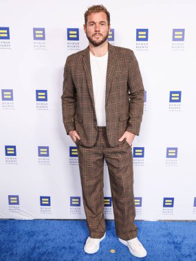 Amerikan realite televizyon kişiliği ve eski profesyonel futbolcu Colton Underwood 22 Mart 2025 'te Los Angeles' taki Fairmont Century Plaza 'da düzenlenen 2025 Los Angeles İnsan Hakları Kampanyası' na geldi.