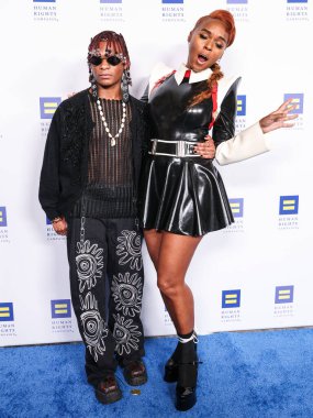 Hayalperest Isioma ve Janelle Mone (Janelle Monae), 22 Mart 2025 tarihinde Los Angeles 'taki Fairmont Century Plaza' da düzenlenen 2025 Los Angeles İnsan Hakları Kampanyası 'na geldiler.. 