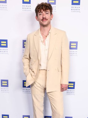 Amerikalı aktör ve şarkıcı Kevin McHale, 22 Mart 2025 'te Fairmont Century Plaza' da düzenlenen 2025 Los Angeles İnsan Hakları Kampanyası 'na geldi..