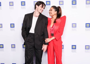 Paul Forman ve kız arkadaşı Ashley Park, 22 Mart 2025 'te Fairmont Century Plaza' da düzenlenen 2025 Los Angeles İnsan Hakları Kampanyası 'na geldiler..  