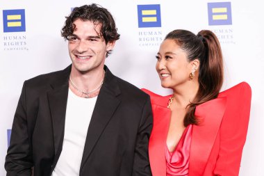 Paul Forman ve kız arkadaşı Ashley Park, 22 Mart 2025 'te Fairmont Century Plaza' da düzenlenen 2025 Los Angeles İnsan Hakları Kampanyası 'na geldiler..  