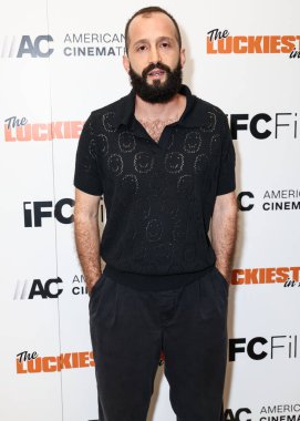 Kolombiyalı film yönetmeni Samir Oliveros, 25 Mart 2025 'te Santa Monica, Los Angeles, Kaliforniya, ABD' deki Aero Tiyatrosu 'nda düzenlenen IFC Filmcilik Özel Gösterimi' ne geldi.. 