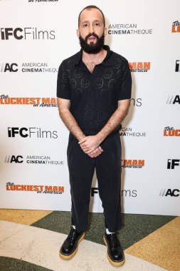 Kolombiyalı film yönetmeni Samir Oliveros, 25 Mart 2025 'te Santa Monica, Los Angeles, Kaliforniya, ABD' deki Aero Tiyatrosu 'nda düzenlenen IFC Filmcilik Özel Gösterimi' ne geldi.. 