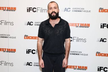 Kolombiyalı film yönetmeni Samir Oliveros, 25 Mart 2025 'te Santa Monica, Los Angeles, Kaliforniya, ABD' deki Aero Tiyatrosu 'nda düzenlenen IFC Filmcilik Özel Gösterimi' ne geldi.. 
