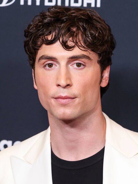 Бенито Скиннер прибывает на 36-ю церемонию вручения ежегодной премии GLAAD Media Awards в Лос-Анджелесе, которая состоится в отеле "Беверли Хилтон" 27 марта 2025 года в Беверли-Хиллз, Лос-Анджелес, Калифорния, США.