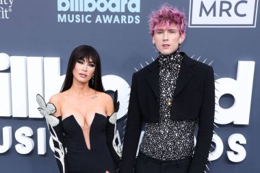 Megan Fox ve Makineli Tüfek Kelly 27 Mart 2025 Perşembe günü küçük kıza hoş geldin dediler. Megan Fox ve erkek arkadaşı Makineli Tüfek Kelly, 15 Mayıs 2022 'de MGM Grand Garden Arena' da düzenlenen 2022 Billboard Müzik Ödülleri 'ne geldiler.