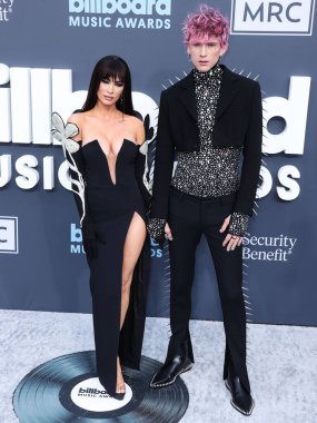 Megan Fox ve Makineli Tüfek Kelly 27 Mart 2025 Perşembe günü küçük kıza hoş geldin dediler. Megan Fox ve erkek arkadaşı Makineli Tüfek Kelly, 15 Mayıs 2022 'de MGM Grand Garden Arena' da düzenlenen 2022 Billboard Müzik Ödülleri 'ne geldiler.