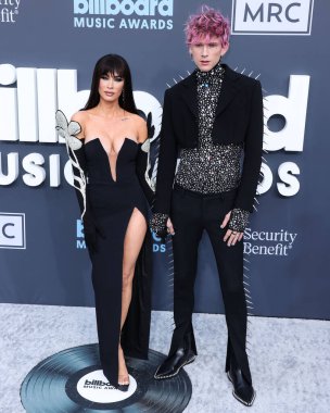 Megan Fox ve Makineli Tüfek Kelly 27 Mart 2025 Perşembe günü küçük kıza hoş geldin dediler. Megan Fox ve erkek arkadaşı Makineli Tüfek Kelly, 15 Mayıs 2022 'de MGM Grand Garden Arena' da düzenlenen 2022 Billboard Müzik Ödülleri 'ne geldiler.