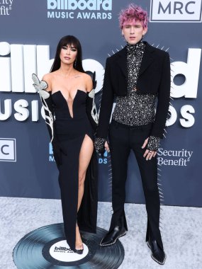 Megan Fox ve Makineli Tüfek Kelly 27 Mart 2025 Perşembe günü küçük kıza hoş geldin dediler. Megan Fox ve erkek arkadaşı Makineli Tüfek Kelly, 15 Mayıs 2022 'de MGM Grand Garden Arena' da düzenlenen 2022 Billboard Müzik Ödülleri 'ne geldiler.