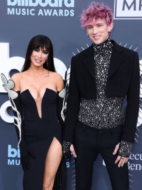 Megan Fox ve Makineli Tüfek Kelly 27 Mart 2025 Perşembe günü küçük kıza hoş geldin dediler. Megan Fox ve erkek arkadaşı Makineli Tüfek Kelly, 15 Mayıs 2022 'de MGM Grand Garden Arena' da düzenlenen 2022 Billboard Müzik Ödülleri 'ne geldiler.