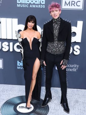Megan Fox ve Makineli Tüfek Kelly 27 Mart 2025 Perşembe günü küçük kıza hoş geldin dediler. Megan Fox ve erkek arkadaşı Makineli Tüfek Kelly, 15 Mayıs 2022 'de MGM Grand Garden Arena' da düzenlenen 2022 Billboard Müzik Ödülleri 'ne geldiler.