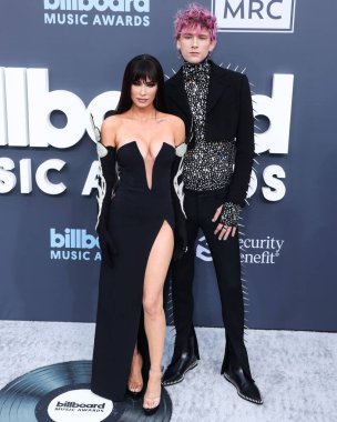 Megan Fox ve Makineli Tüfek Kelly 27 Mart 2025 Perşembe günü küçük kıza hoş geldin dediler. Megan Fox ve erkek arkadaşı Makineli Tüfek Kelly, 15 Mayıs 2022 'de MGM Grand Garden Arena' da düzenlenen 2022 Billboard Müzik Ödülleri 'ne geldiler.