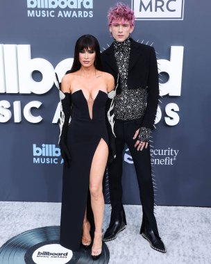 Megan Fox ve Makineli Tüfek Kelly 27 Mart 2025 Perşembe günü küçük kıza hoş geldin dediler. Megan Fox ve erkek arkadaşı Makineli Tüfek Kelly, 15 Mayıs 2022 'de MGM Grand Garden Arena' da düzenlenen 2022 Billboard Müzik Ödülleri 'ne geldiler.