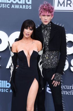 Megan Fox ve Makineli Tüfek Kelly 27 Mart 2025 Perşembe günü küçük kıza hoş geldin dediler. Megan Fox ve erkek arkadaşı Makineli Tüfek Kelly, 15 Mayıs 2022 'de MGM Grand Garden Arena' da düzenlenen 2022 Billboard Müzik Ödülleri 'ne geldiler.
