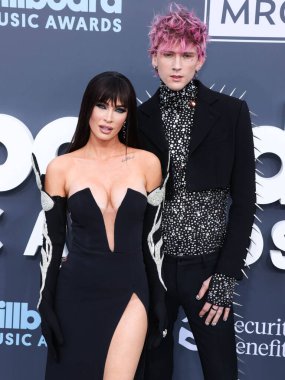 Megan Fox ve Makineli Tüfek Kelly 27 Mart 2025 Perşembe günü küçük kıza hoş geldin dediler. Megan Fox ve erkek arkadaşı Makineli Tüfek Kelly, 15 Mayıs 2022 'de MGM Grand Garden Arena' da düzenlenen 2022 Billboard Müzik Ödülleri 'ne geldiler.