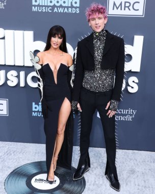 Megan Fox ve Makineli Tüfek Kelly 27 Mart 2025 Perşembe günü küçük kıza hoş geldin dediler. Megan Fox ve erkek arkadaşı Makineli Tüfek Kelly, 15 Mayıs 2022 'de MGM Grand Garden Arena' da düzenlenen 2022 Billboard Müzik Ödülleri 'ne geldiler.