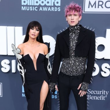 Megan Fox ve Makineli Tüfek Kelly 27 Mart 2025 Perşembe günü küçük kıza hoş geldin dediler. Megan Fox ve erkek arkadaşı Makineli Tüfek Kelly, 15 Mayıs 2022 'de MGM Grand Garden Arena' da düzenlenen 2022 Billboard Müzik Ödülleri 'ne geldiler.