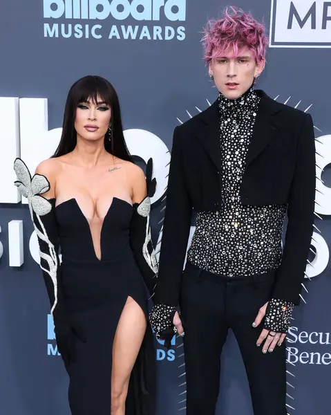 Megan Fox ve Makineli Tüfek Kelly 27 Mart 2025 Perşembe günü küçük kıza hoş geldin dediler. Megan Fox ve erkek arkadaşı Makineli Tüfek Kelly, 15 Mayıs 2022 'de MGM Grand Garden Arena' da düzenlenen 2022 Billboard Müzik Ödülleri 'ne geldiler.