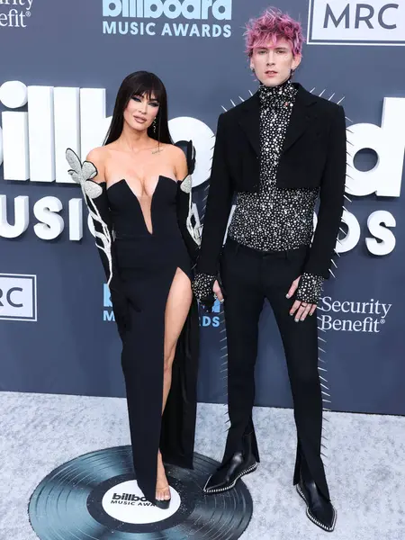 Megan Fox ve Makineli Tüfek Kelly 27 Mart 2025 Perşembe günü küçük kıza hoş geldin dediler. Megan Fox ve erkek arkadaşı Makineli Tüfek Kelly, 15 Mayıs 2022 'de MGM Grand Garden Arena' da düzenlenen 2022 Billboard Müzik Ödülleri 'ne geldiler.