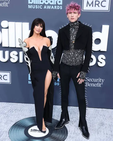 Megan Fox ve Makineli Tüfek Kelly 27 Mart 2025 Perşembe günü küçük kıza hoş geldin dediler. Megan Fox ve erkek arkadaşı Makineli Tüfek Kelly, 15 Mayıs 2022 'de MGM Grand Garden Arena' da düzenlenen 2022 Billboard Müzik Ödülleri 'ne geldiler.
