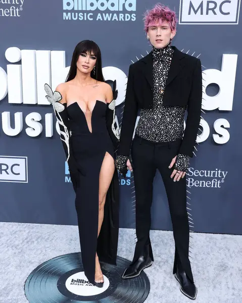 Megan Fox ve Makineli Tüfek Kelly 27 Mart 2025 Perşembe günü küçük kıza hoş geldin dediler. Megan Fox ve erkek arkadaşı Makineli Tüfek Kelly, 15 Mayıs 2022 'de MGM Grand Garden Arena' da düzenlenen 2022 Billboard Müzik Ödülleri 'ne geldiler.