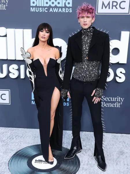 Megan Fox ve Makineli Tüfek Kelly 27 Mart 2025 Perşembe günü küçük kıza hoş geldin dediler. Megan Fox ve erkek arkadaşı Makineli Tüfek Kelly, 15 Mayıs 2022 'de MGM Grand Garden Arena' da düzenlenen 2022 Billboard Müzik Ödülleri 'ne geldiler.