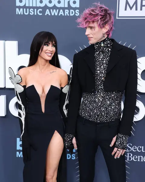 Megan Fox ve Makineli Tüfek Kelly 27 Mart 2025 Perşembe günü küçük kıza hoş geldin dediler. Megan Fox ve erkek arkadaşı Makineli Tüfek Kelly, 15 Mayıs 2022 'de MGM Grand Garden Arena' da düzenlenen 2022 Billboard Müzik Ödülleri 'ne geldiler.