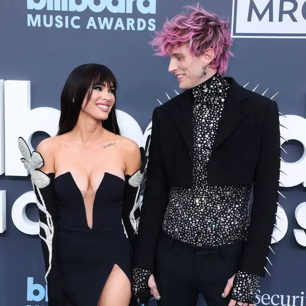 Megan Fox ve Makineli Tüfek Kelly 27 Mart 2025 Perşembe günü küçük kıza hoş geldin dediler. Megan Fox ve erkek arkadaşı Makineli Tüfek Kelly, 15 Mayıs 2022 'de MGM Grand Garden Arena' da düzenlenen 2022 Billboard Müzik Ödülleri 'ne geldiler.