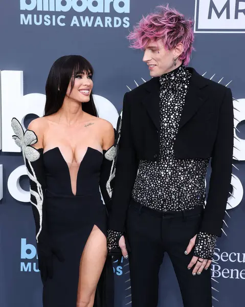 Megan Fox ve Makineli Tüfek Kelly 27 Mart 2025 Perşembe günü küçük kıza hoş geldin dediler. Megan Fox ve erkek arkadaşı Makineli Tüfek Kelly, 15 Mayıs 2022 'de MGM Grand Garden Arena' da düzenlenen 2022 Billboard Müzik Ödülleri 'ne geldiler.