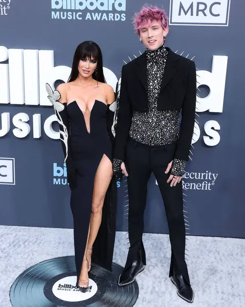 Megan Fox ve Makineli Tüfek Kelly 27 Mart 2025 Perşembe günü küçük kıza hoş geldin dediler. Megan Fox ve erkek arkadaşı Makineli Tüfek Kelly, 15 Mayıs 2022 'de MGM Grand Garden Arena' da düzenlenen 2022 Billboard Müzik Ödülleri 'ne geldiler.