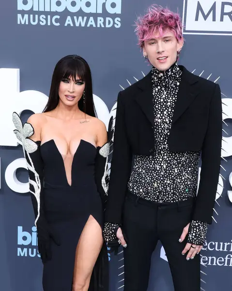 Megan Fox ve Makineli Tüfek Kelly 27 Mart 2025 Perşembe günü küçük kıza hoş geldin dediler. Megan Fox ve erkek arkadaşı Makineli Tüfek Kelly, 15 Mayıs 2022 'de MGM Grand Garden Arena' da düzenlenen 2022 Billboard Müzik Ödülleri 'ne geldiler.