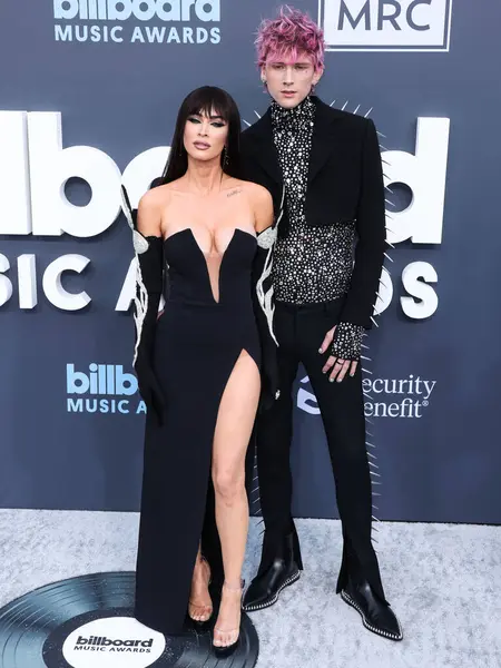 Megan Fox ve Makineli Tüfek Kelly 27 Mart 2025 Perşembe günü küçük kıza hoş geldin dediler. Megan Fox ve erkek arkadaşı Makineli Tüfek Kelly, 15 Mayıs 2022 'de MGM Grand Garden Arena' da düzenlenen 2022 Billboard Müzik Ödülleri 'ne geldiler.