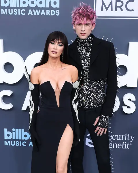 Megan Fox ve Makineli Tüfek Kelly 27 Mart 2025 Perşembe günü küçük kıza hoş geldin dediler. Megan Fox ve erkek arkadaşı Makineli Tüfek Kelly, 15 Mayıs 2022 'de MGM Grand Garden Arena' da düzenlenen 2022 Billboard Müzik Ödülleri 'ne geldiler.