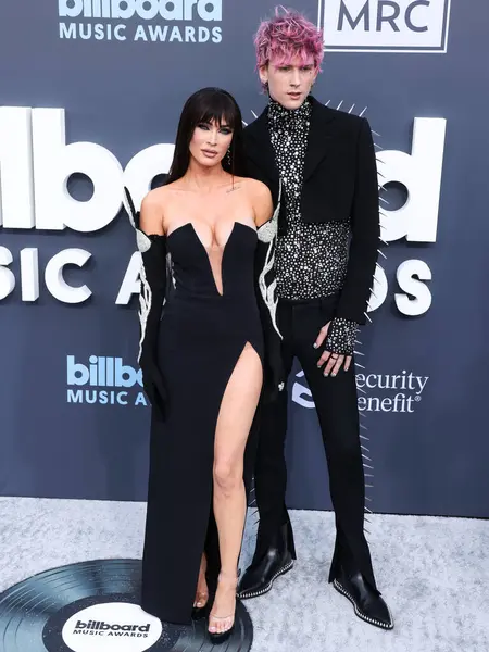 Megan Fox ve Makineli Tüfek Kelly 27 Mart 2025 Perşembe günü küçük kıza hoş geldin dediler. Megan Fox ve erkek arkadaşı Makineli Tüfek Kelly, 15 Mayıs 2022 'de MGM Grand Garden Arena' da düzenlenen 2022 Billboard Müzik Ödülleri 'ne geldiler.