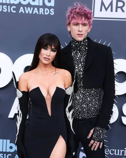 Megan Fox ve Makineli Tüfek Kelly 27 Mart 2025 Perşembe günü küçük kıza hoş geldin dediler. Megan Fox ve erkek arkadaşı Makineli Tüfek Kelly, 15 Mayıs 2022 'de MGM Grand Garden Arena' da düzenlenen 2022 Billboard Müzik Ödülleri 'ne geldiler.