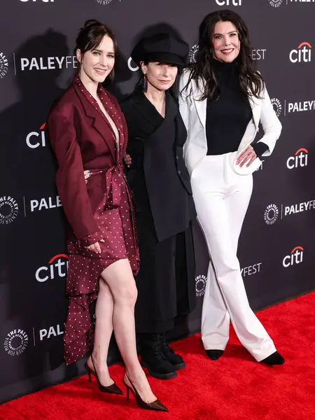 Rachel Brosnahan, Amy Sherman-Palladino ve Lauren Graham 29 Mart 2025 'te Hollywood, Los Angeles, Kaliforniya, ABD' de düzenlenen 42. William S. Paley Televizyon Festivali 'ndeki Gilmore Girls' e geldiler..